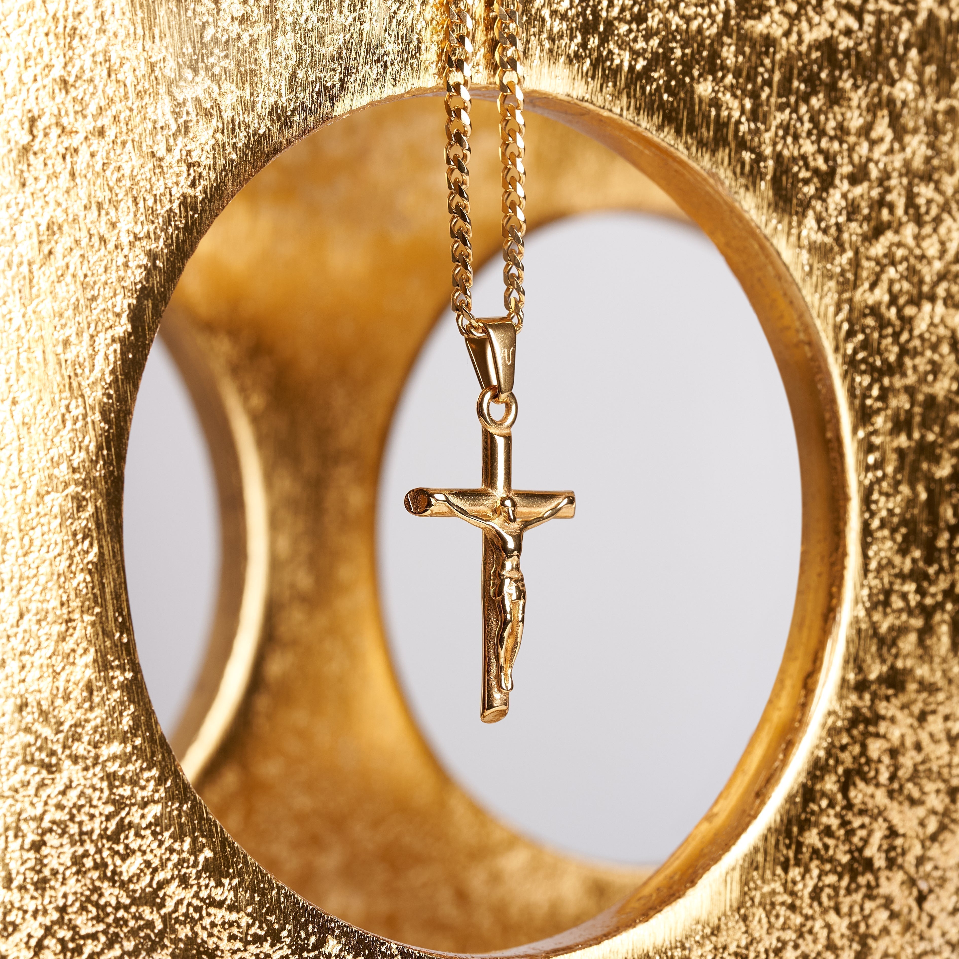 Men’s Essentials: A Cross Pendant That Actually Levels Up Your Look